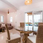 Regina - Double Pool Paradise * Lachania