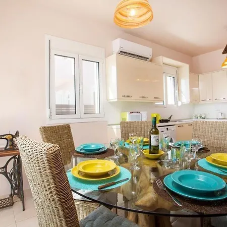 Regina - Double Pool Paradise * Lachania