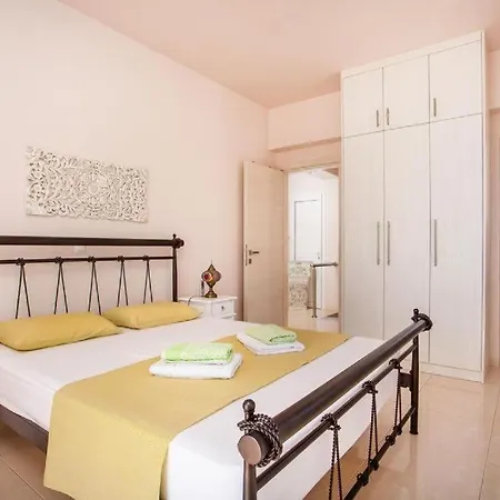 Regina - Double Pool Paradise