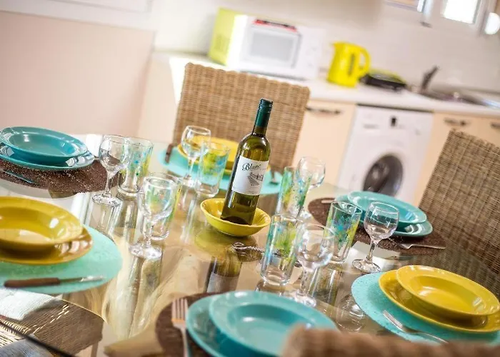 Regina - Double Pool Paradise Lakhania