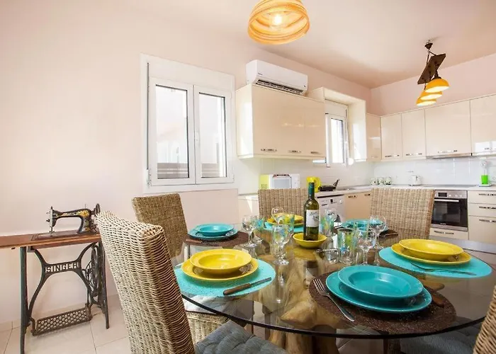 Regina - Double Pool Paradise * Lakhania