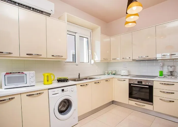 Villa Regina - Double Pool Paradise Lakhania