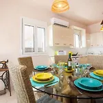 Regina - Double Pool Paradise * Lakhania